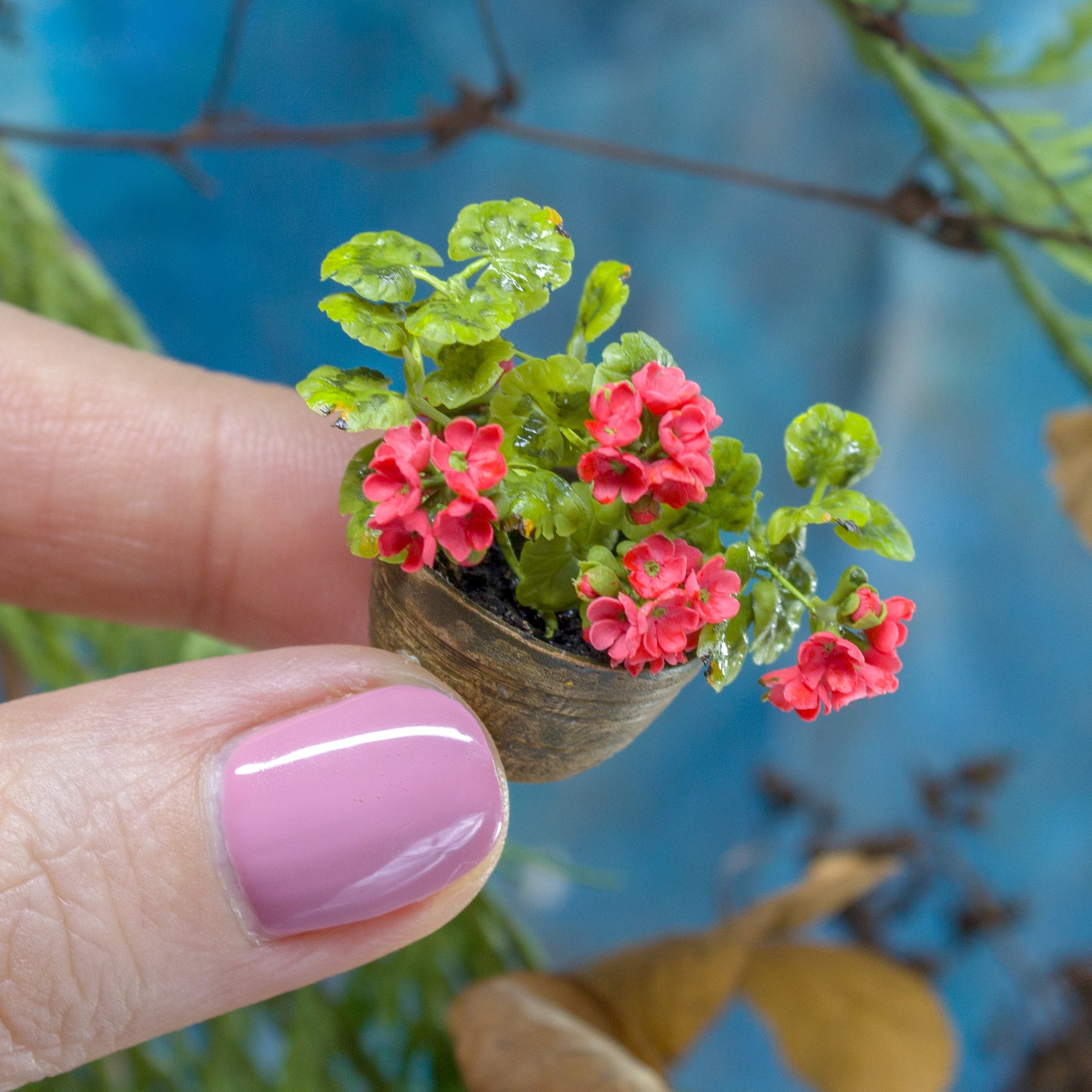 Miniature geranium in a ceramic pot for 1:12 scale dollhouse decoration - Rina Vellichor