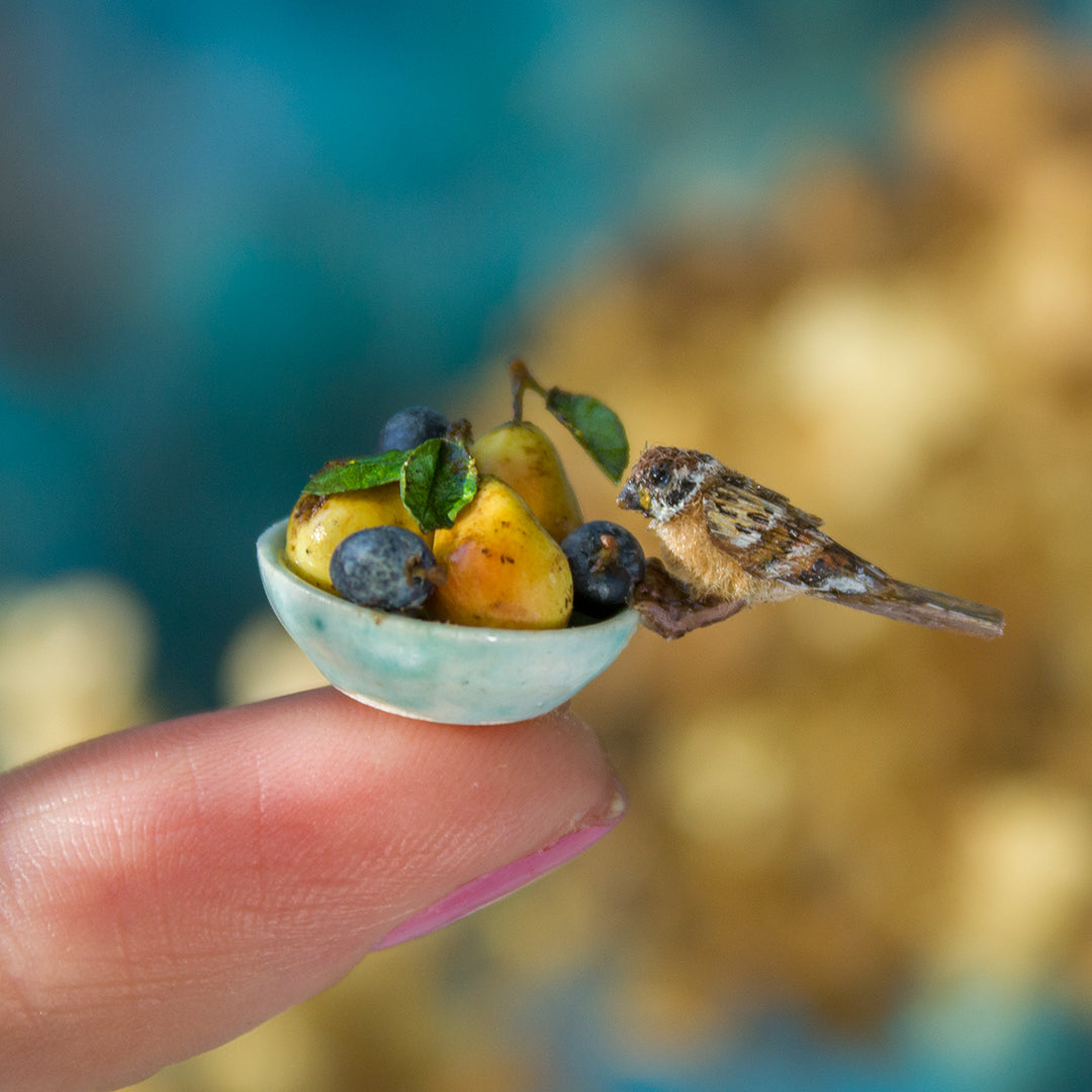 Miniature sparrow on a bowl of fruit for dollhouse in 1:12 scale - Rina Vellichor