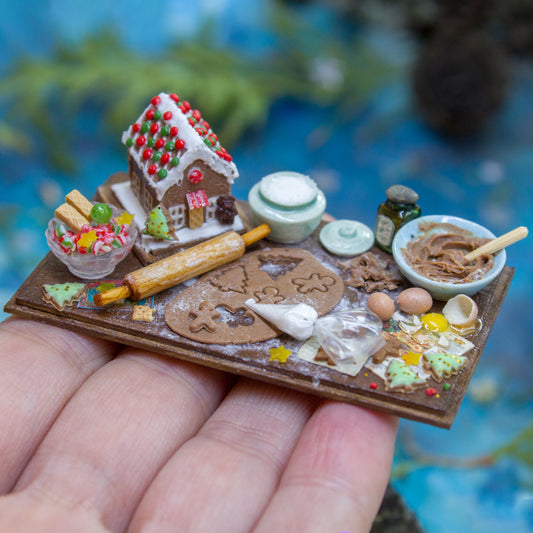 Miniature gingerbread house kit on a board for dollhouse in 1:12 scale - Rina Vellichor