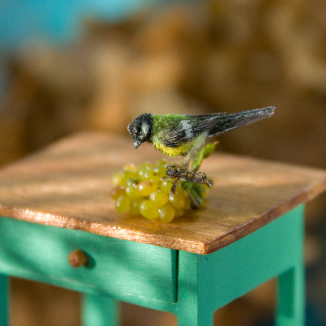 Miniature tit bird on a grape branch for dollhouse in 1:12 scale - Rina Vellichor