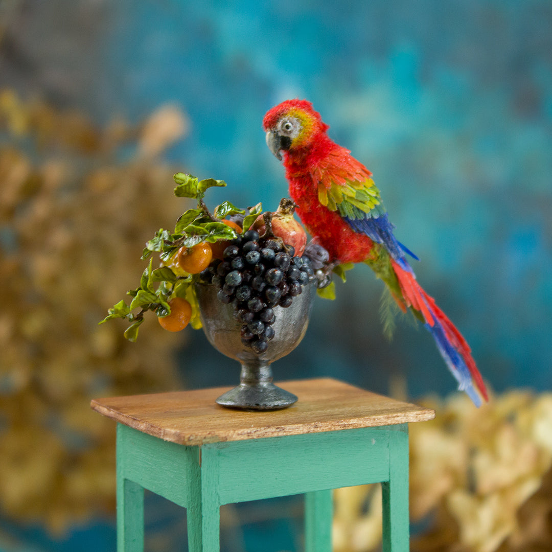 Miniature parrot on a fruit vase for a dollhouse in 1:12 scale - Rina Vellichor