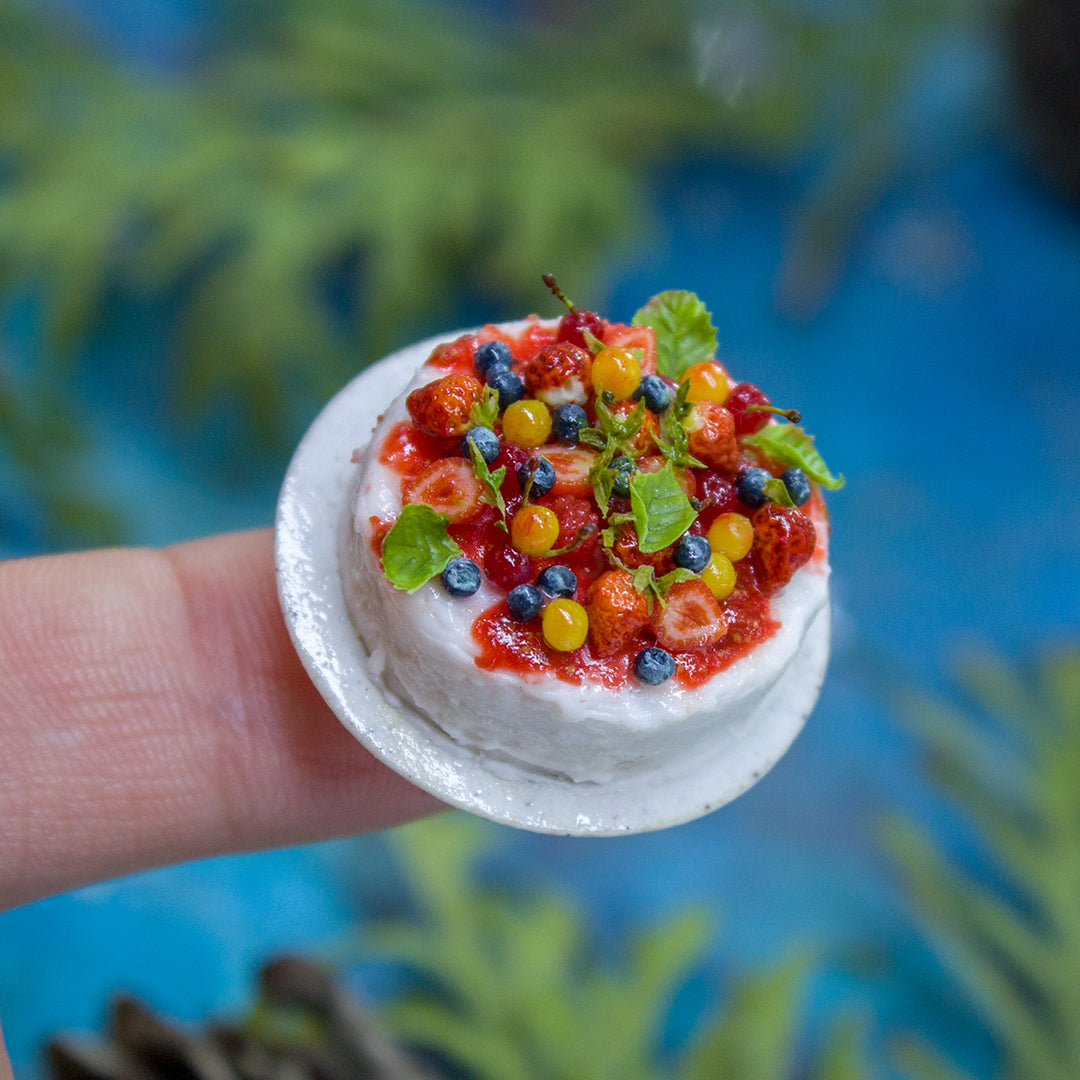 Miniature cake with berries on a white ceramic plate for 1:12 scale dollhouse kitchen - Rina Vellichor