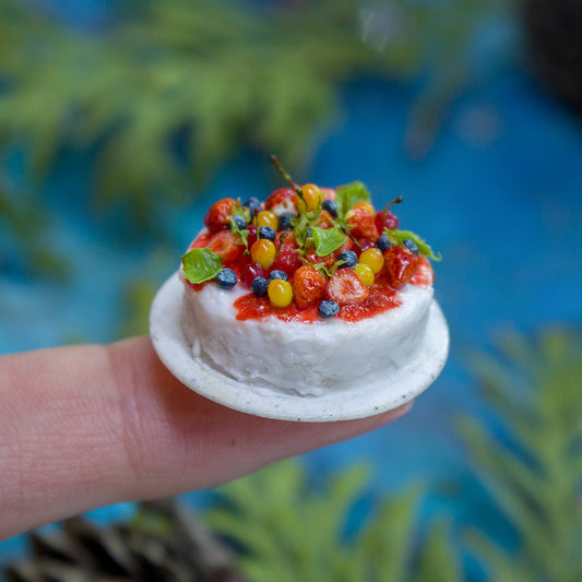 Miniature cake with berries on a white ceramic plate for 1:12 scale dollhouse kitchen - Rina Vellichor