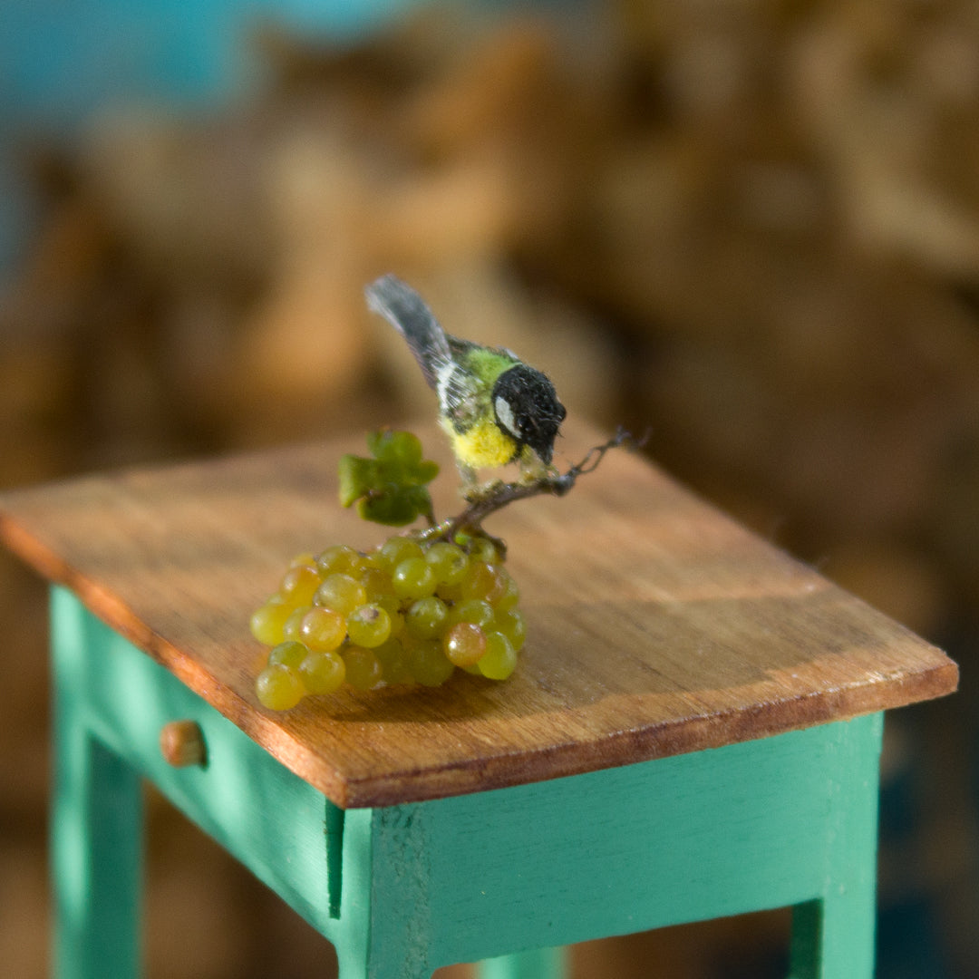 Miniature tit bird on a grape branch for dollhouse in 1:12 scale - Rina Vellichor
