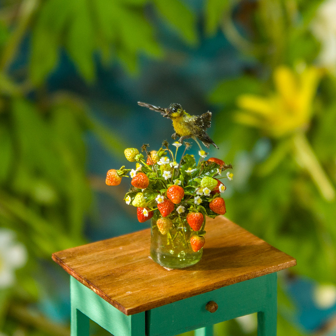 Miniature oriole over a bouquet of strawberries for a dollhouse in 1:12 scale - Rina Vellichor