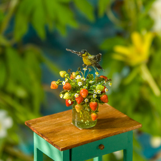 Miniature oriole over a bouquet of strawberries for a dollhouse in 1:12 scale - Rina Vellichor