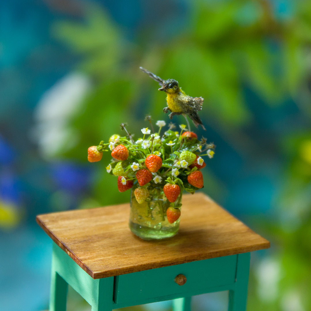 Miniature oriole over a bouquet of strawberries for a dollhouse in 1:12 scale - Rina Vellichor