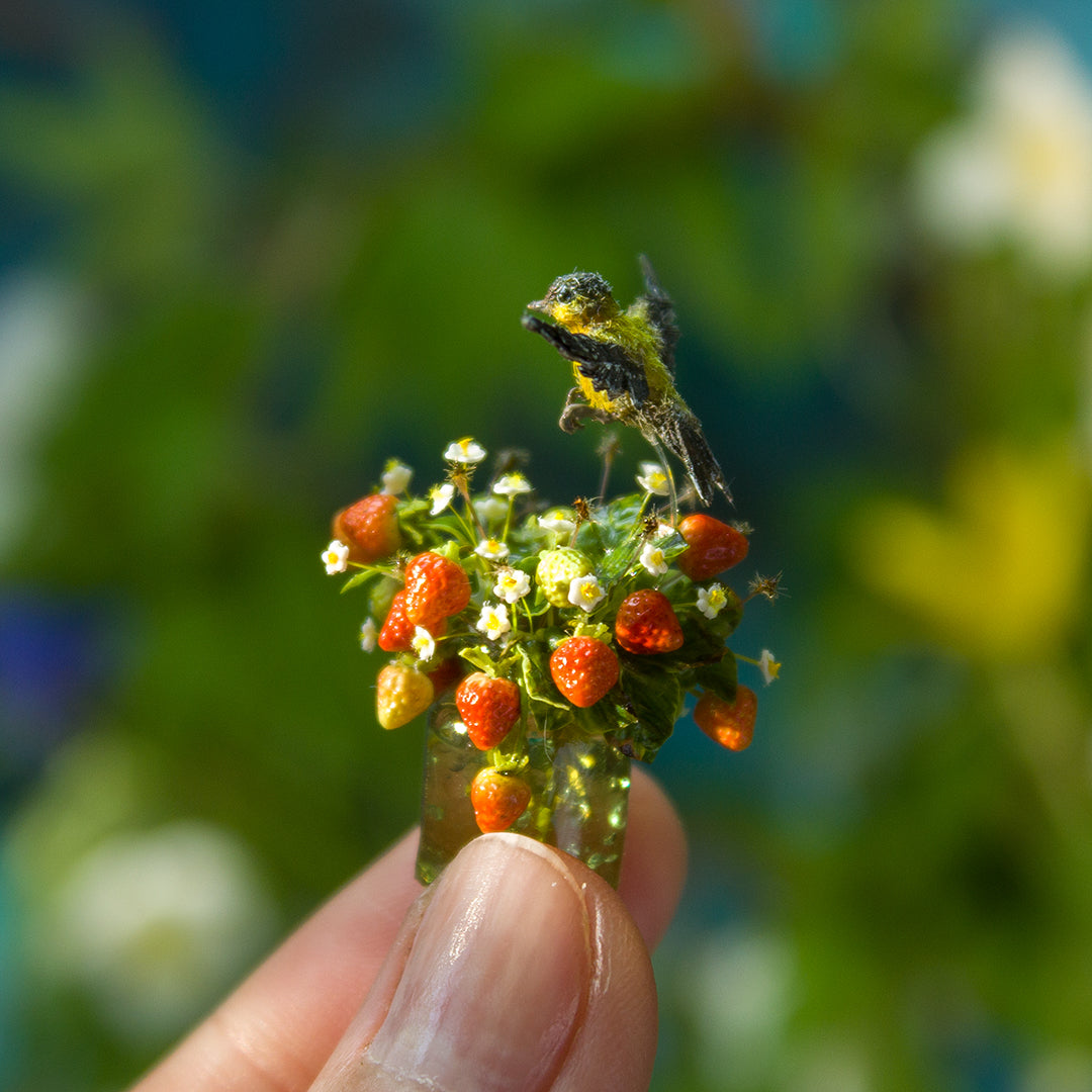 Miniature oriole over a bouquet of strawberries for a dollhouse in 1:12 scale - Rina Vellichor
