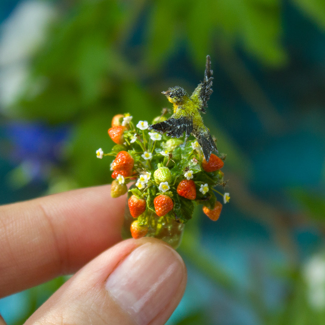 Miniature oriole over a bouquet of strawberries for a dollhouse in 1:12 scale - Rina Vellichor