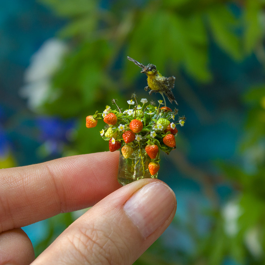 Miniature oriole over a bouquet of strawberries for a dollhouse in 1:12 scale - Rina Vellichor