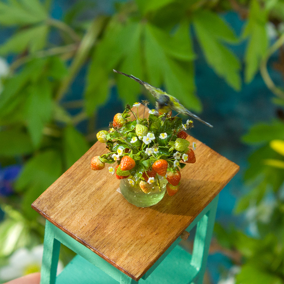 Miniature oriole over a bouquet of strawberries for a dollhouse in 1:12 scale - Rina Vellichor