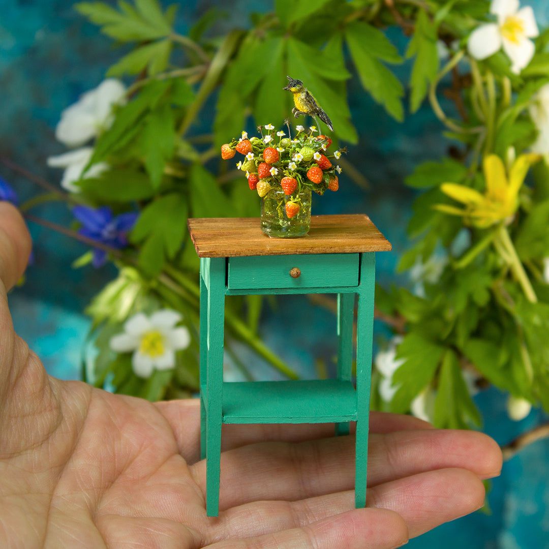 Miniature oriole over a bouquet of strawberries for a dollhouse in 1:12 scale - Rina Vellichor