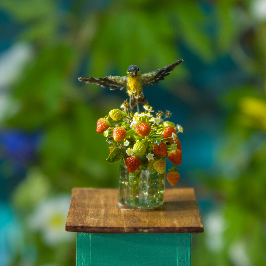 Miniature oriole over a bouquet of strawberries for a dollhouse in 1:12 scale - Rina Vellichor