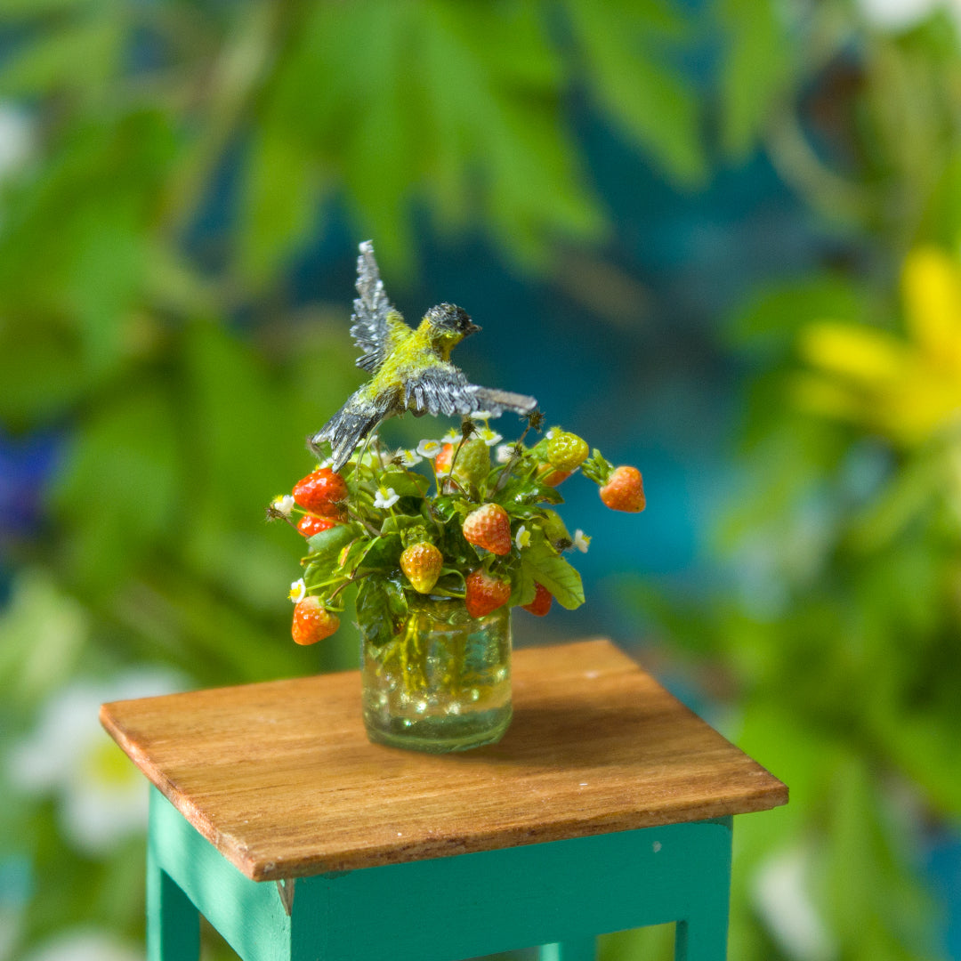 Miniature oriole over a bouquet of strawberries for a dollhouse in 1:12 scale - Rina Vellichor