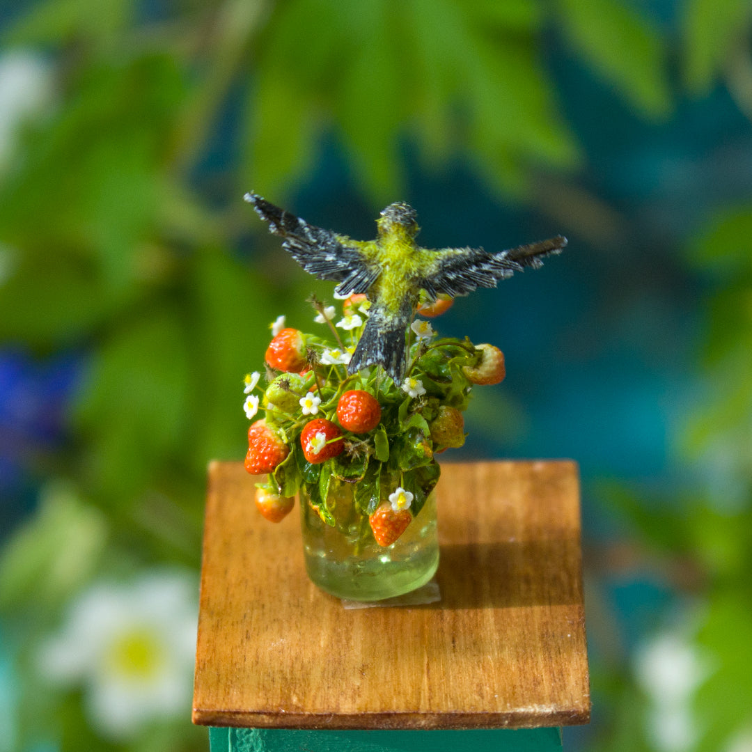 Miniature oriole over a bouquet of strawberries for a dollhouse in 1:12 scale - Rina Vellichor