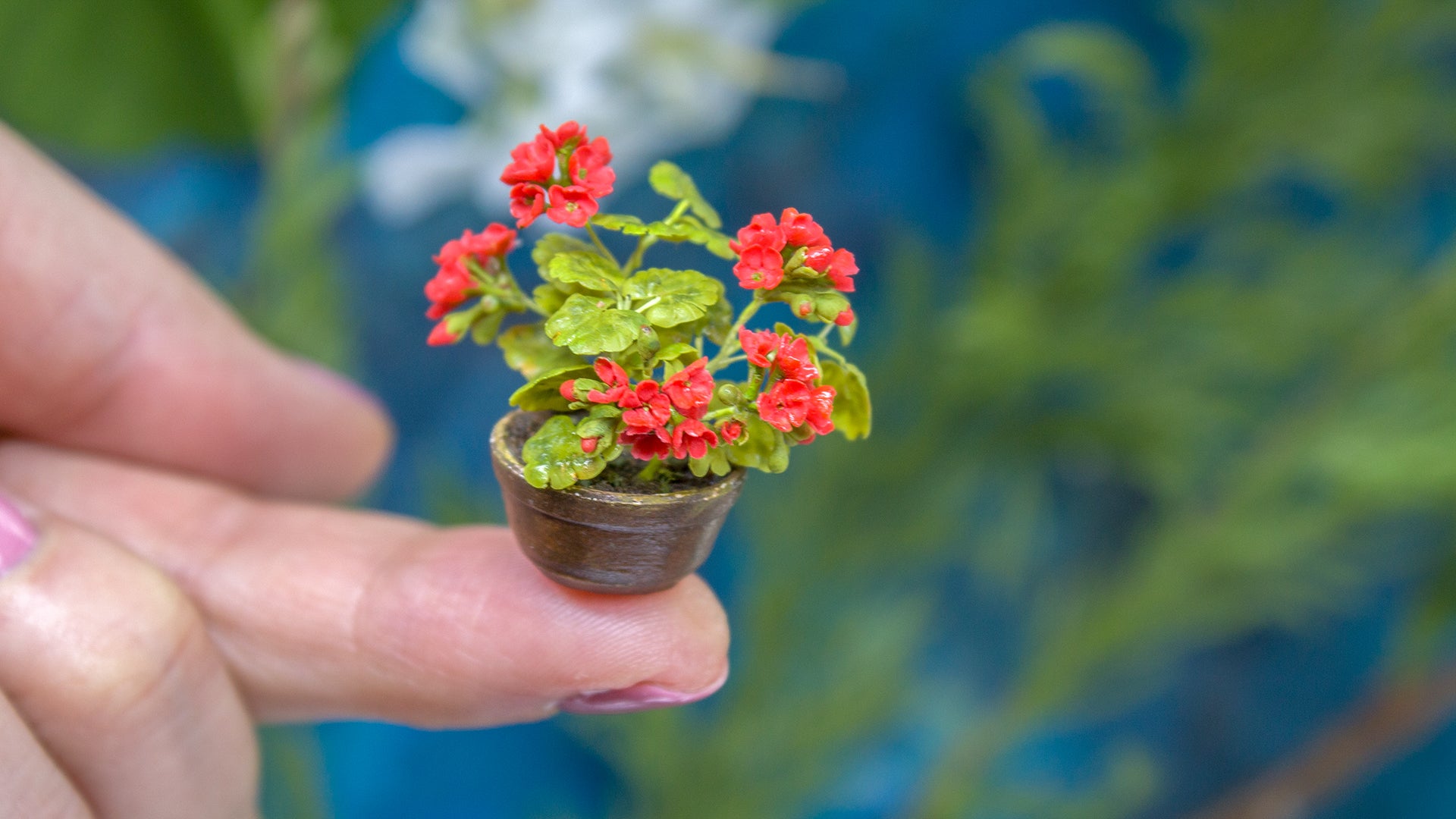 Miniature geranium in a ceramic pot for 1:12 scale dollhouse decoration - Rina Vellichor
